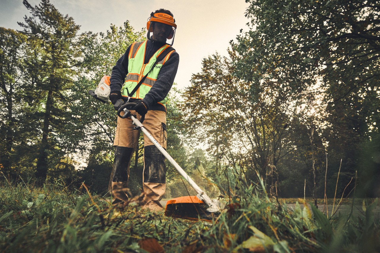 Man with STIHL KMA 200 R with FS-KM combination tool